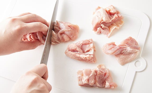 鶏肉を切っている写真