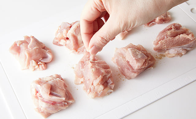 鶏肉に下味を付けている写真