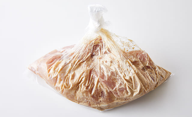 鶏肉に下味を付けてさらに置いている写真